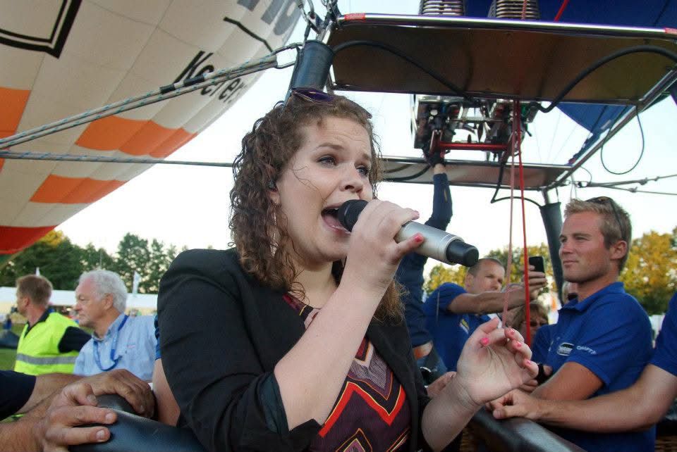 Zingend boven Joure en Fryslân: Iris Kroes blikt terug op haar onvergetelijke luchtballonoptreden in 2012