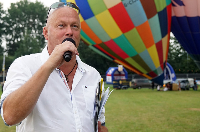 Jan Odink al meer dan 25 jaar speaker bij de Friese Ballonfeesten