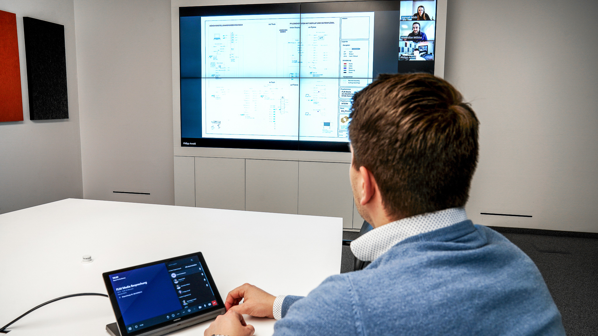 Videokonferenz in einem hybriden Konferenzraum.