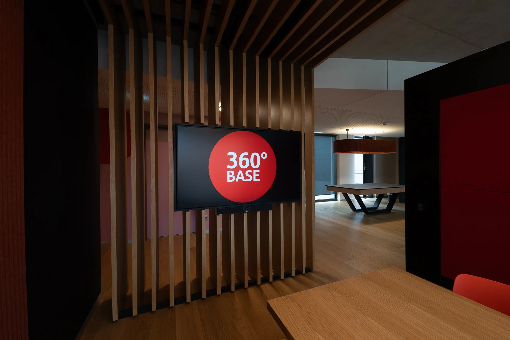 Flexibler Schulungsraum mit großformatigem Display und moderner AV-Technik für Meetings und Seminare.