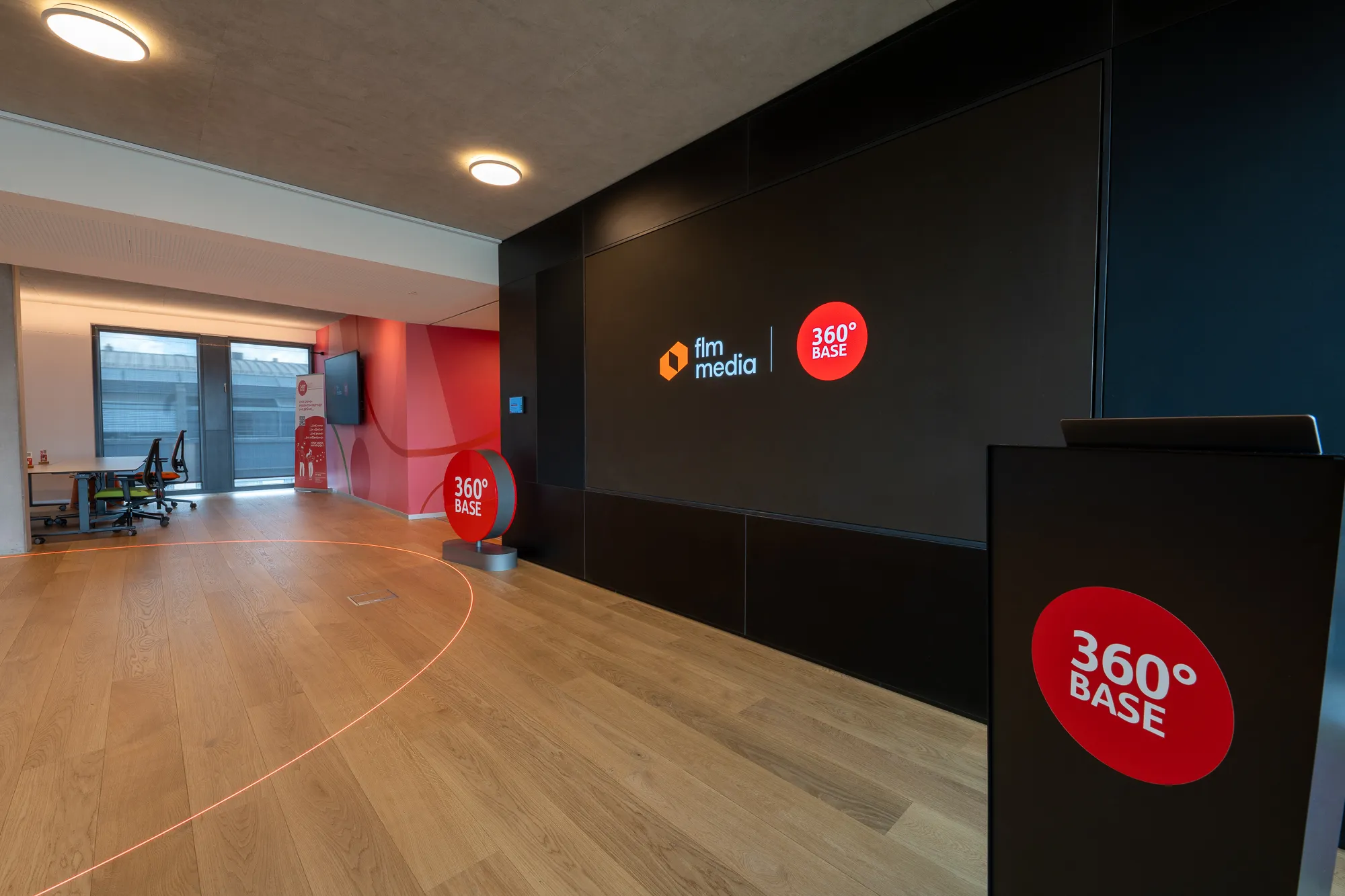 LED-Wand im Eventbereich der Sparkasse Mainfranken für Präsentationen und hybride Events.