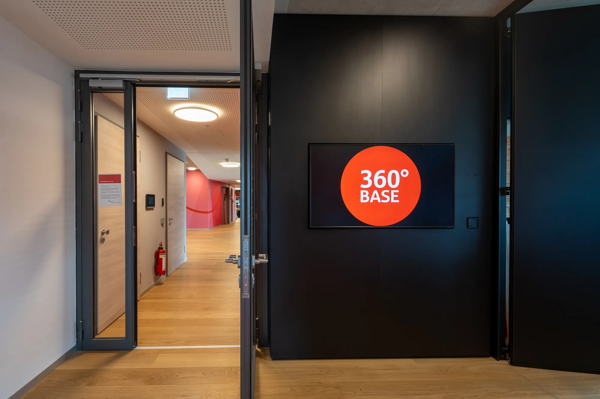 Informationsdisplay mit moderner Digital Signage Lösung in der Sparkasse Mainfranken.