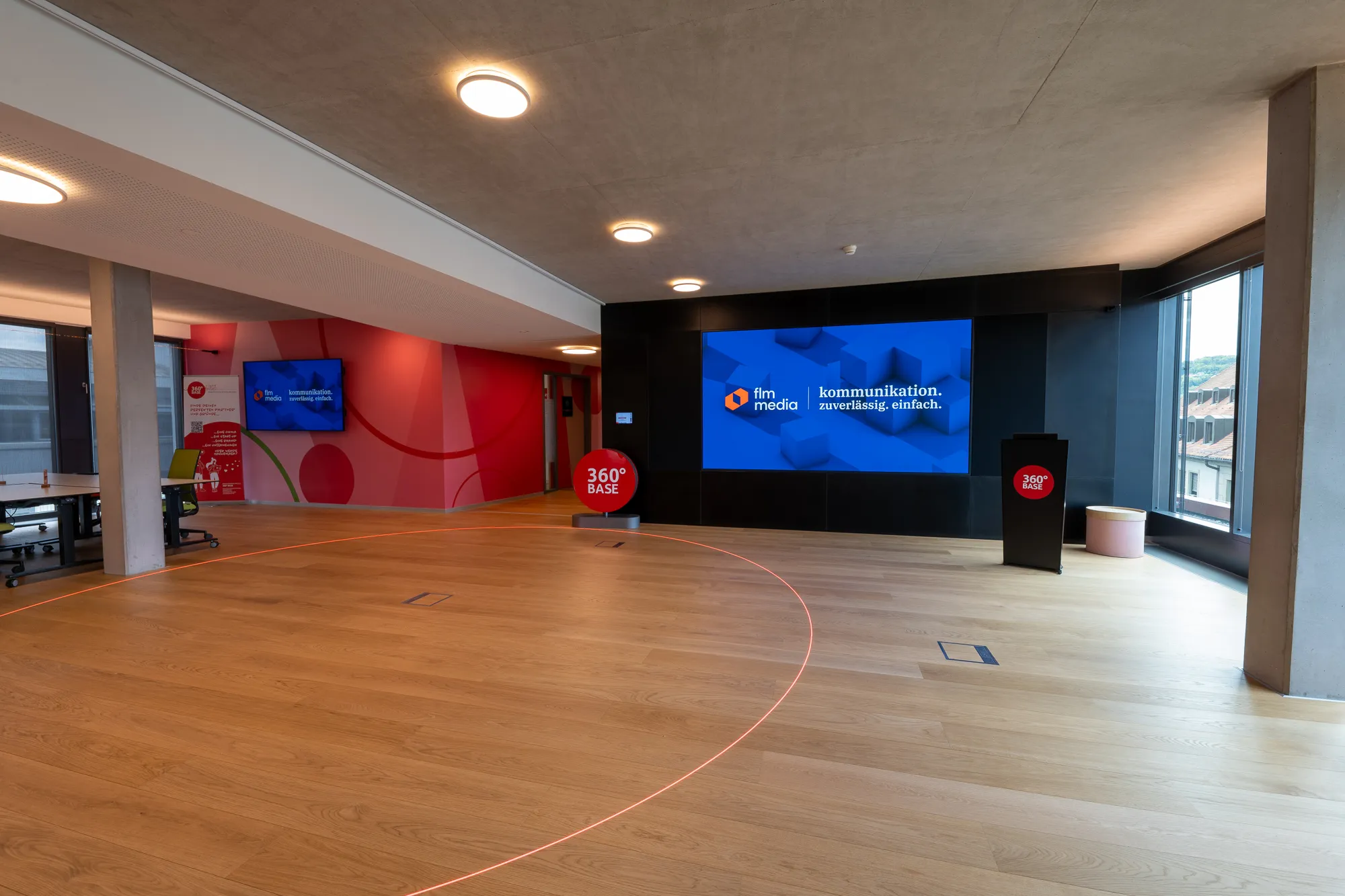 Konferenz- und Eventfläche mit großformatiger LED-Wand und professioneller Präsentationstechnik.