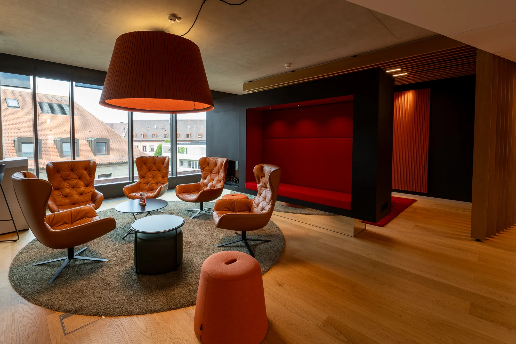 Moderner Seminarraum mit mobiler Medientechnik für Workshops und Trainings im Gründerzentrum der Sparkasse Mainfranken