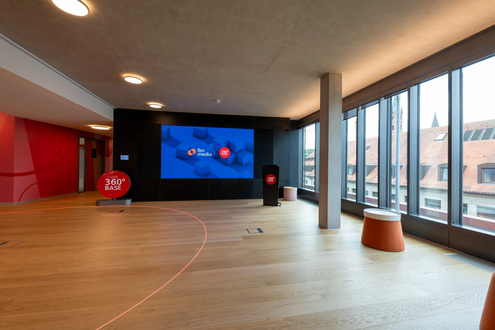 Veranstaltungsfläche mit 136 Zoll LED-Wand und professioneller Medientechnik im Gründerzentrum.