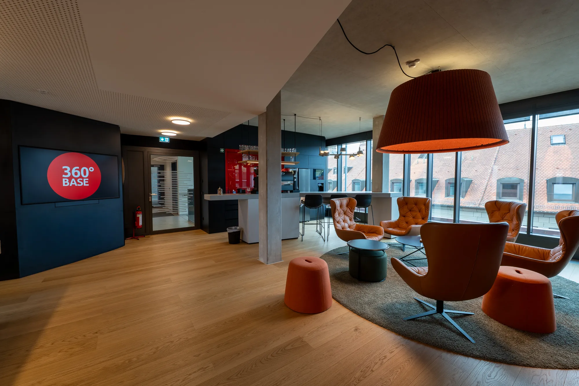 Schulungsraum im Gründerzentrum Mainfranken mit intuitiv bedienbarer Medientechnik.