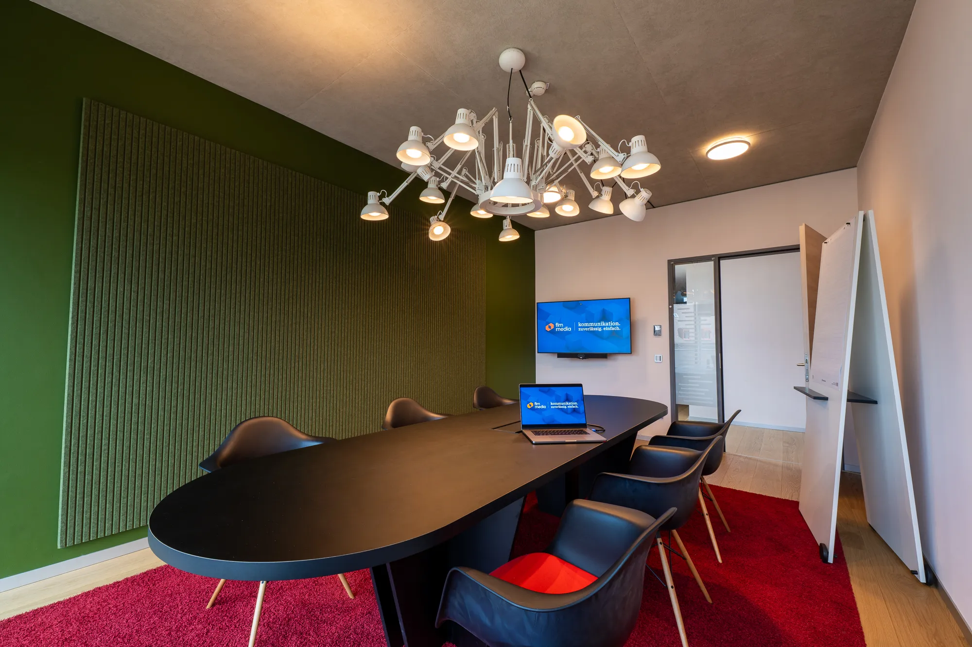 Schulungsraum mit Display und flexibler Medientechnik im Gründerzentrum Mainfranken.