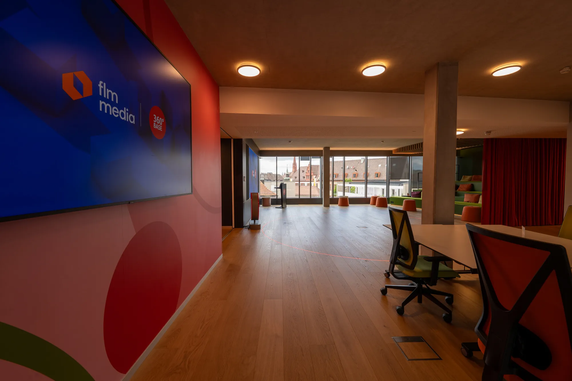 Modernes Gründerzentrum der Sparkasse Mainfranken mit integrierter Medientechnik und flexiblen Arbeitsbereichen