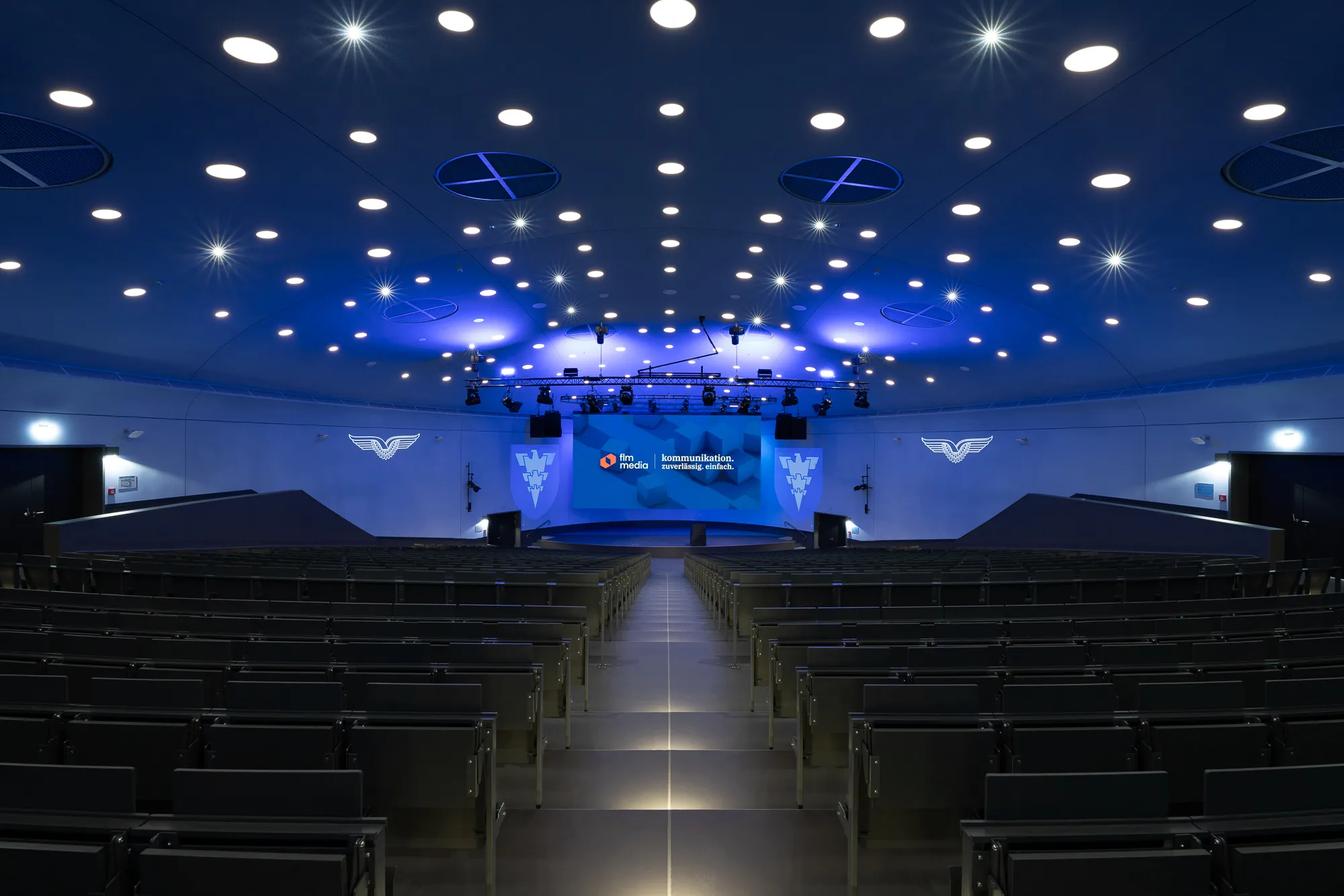 Multifunktionaler Veranstaltungssaal mit 4K-LED-Wand, AV-over-IP, Line-Array und Bühnenlichttechnik – Ludger-Hölker-Saal in der Otto-Lilienthal-Kaserne.