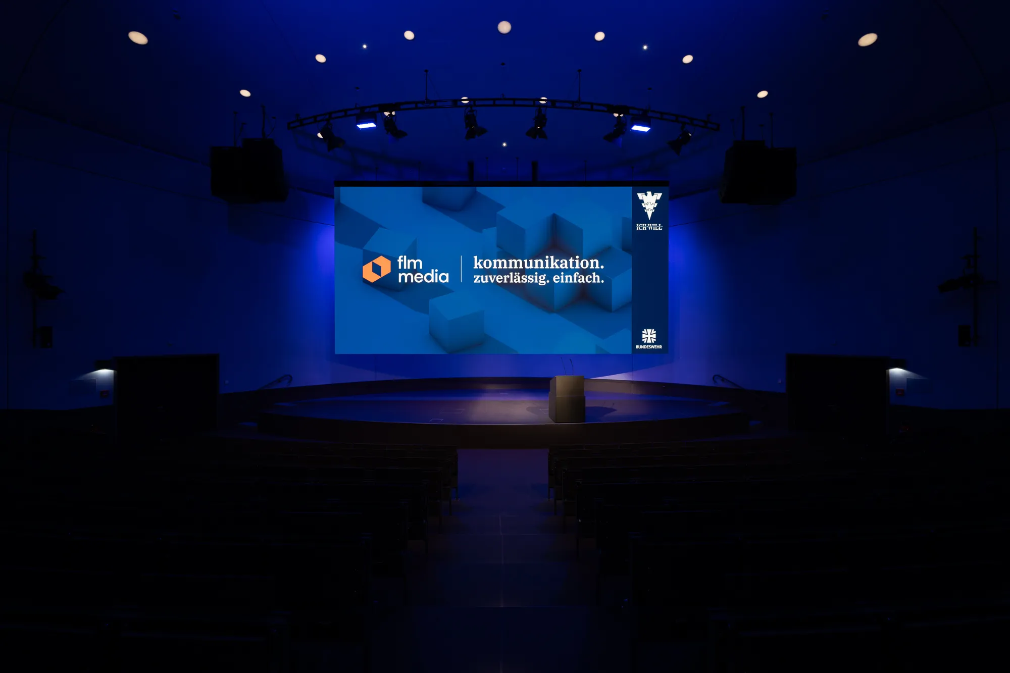 Veranstaltungssaal mit freihängender 4K LED Videowand und Bühne