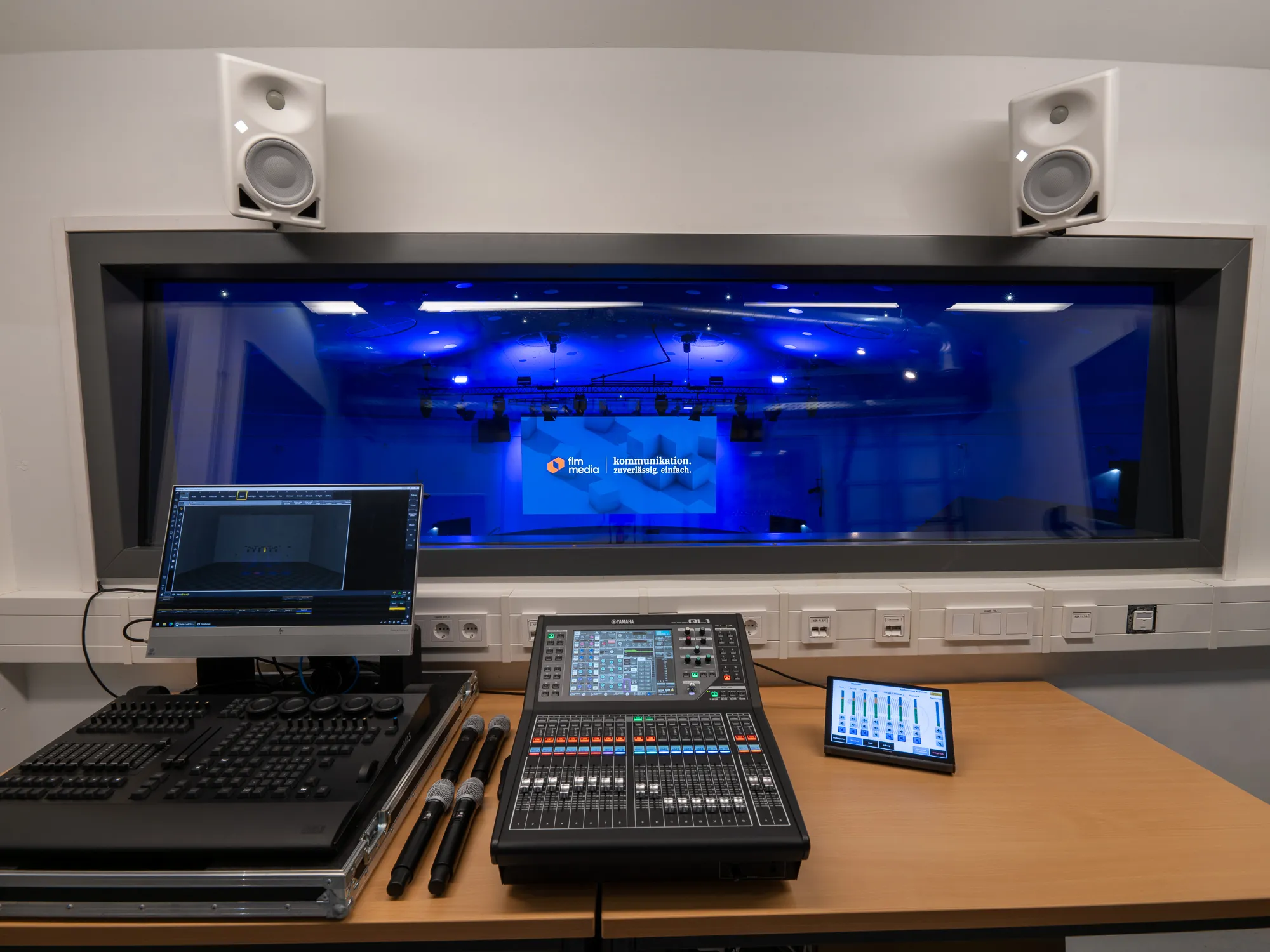 Veranstaltungssaal mit vernetzter Medientechnik und Regieraum.