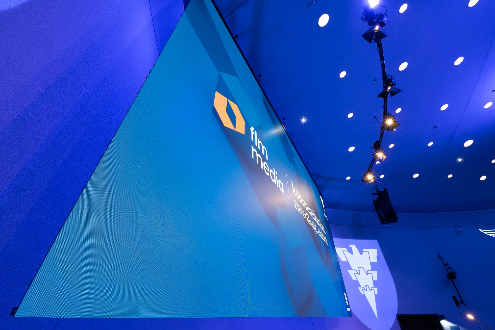 Hochauflösende LED-Wand für hybride Events und Schulungen.