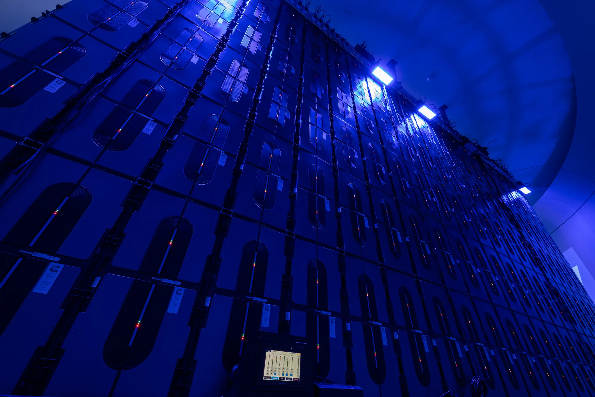 Freihängende LED-Wand (11 x 5,5 m) als zentrales Highlight moderner Medientechnik im Veranstaltungssaal.