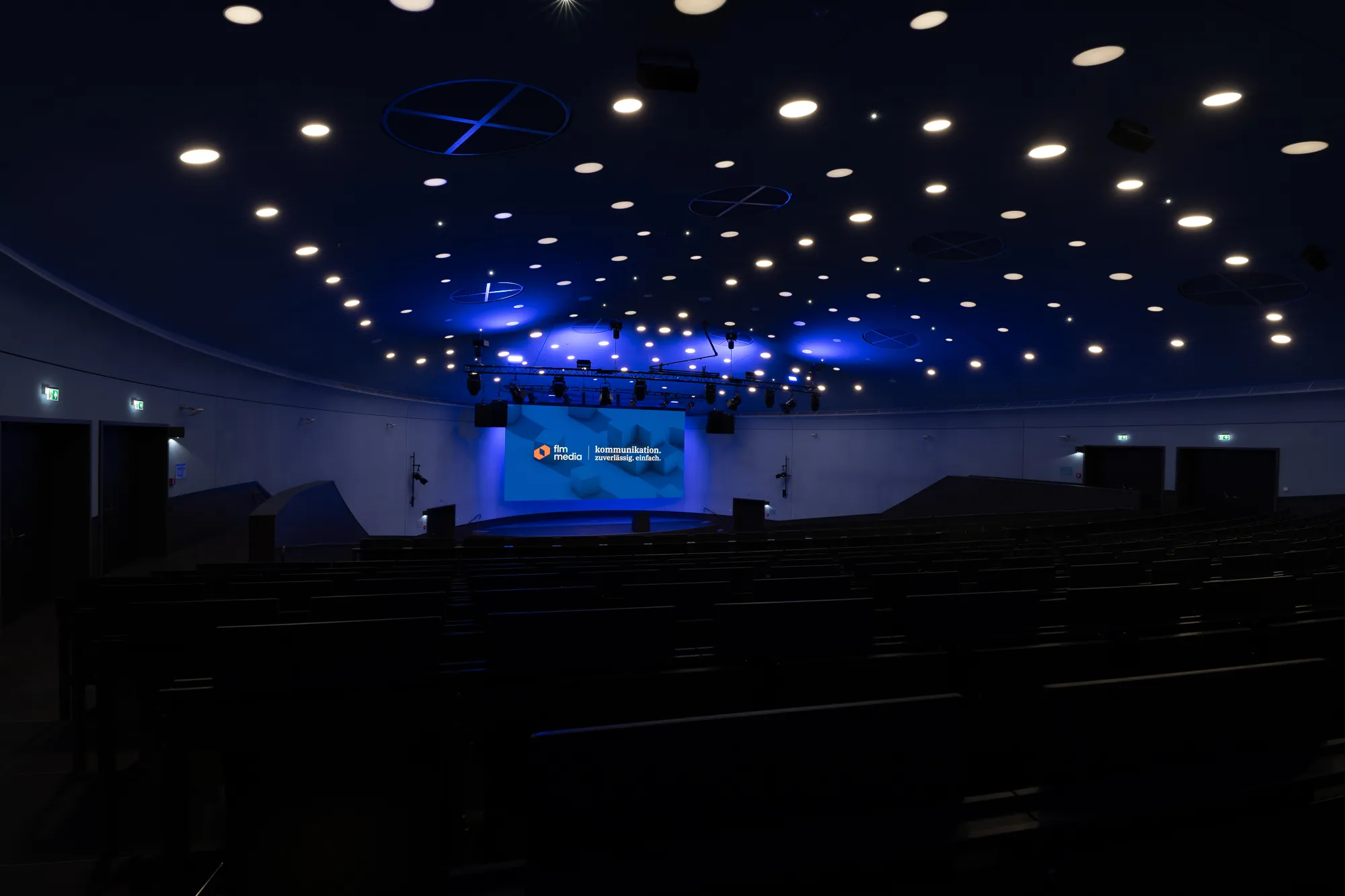 Ellipsenförmiger Saal der Otto-Lilienthal-Kaserne mit integrierter Medientechnik.