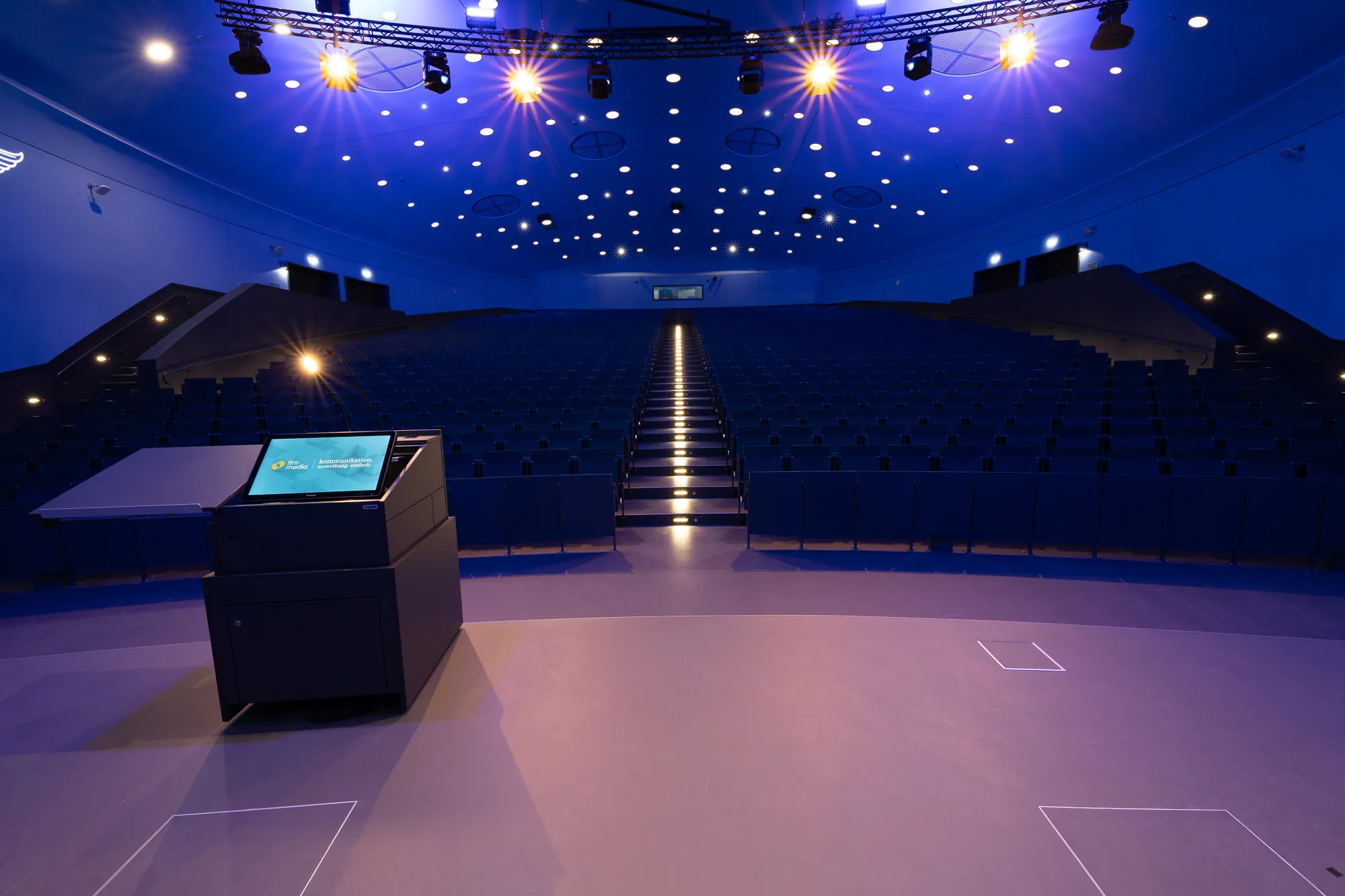 Bühne mit flexibel positionierbarem Rednerpult im Ludger-Hölker-Saal für Präsentationen und Veranstaltungen
