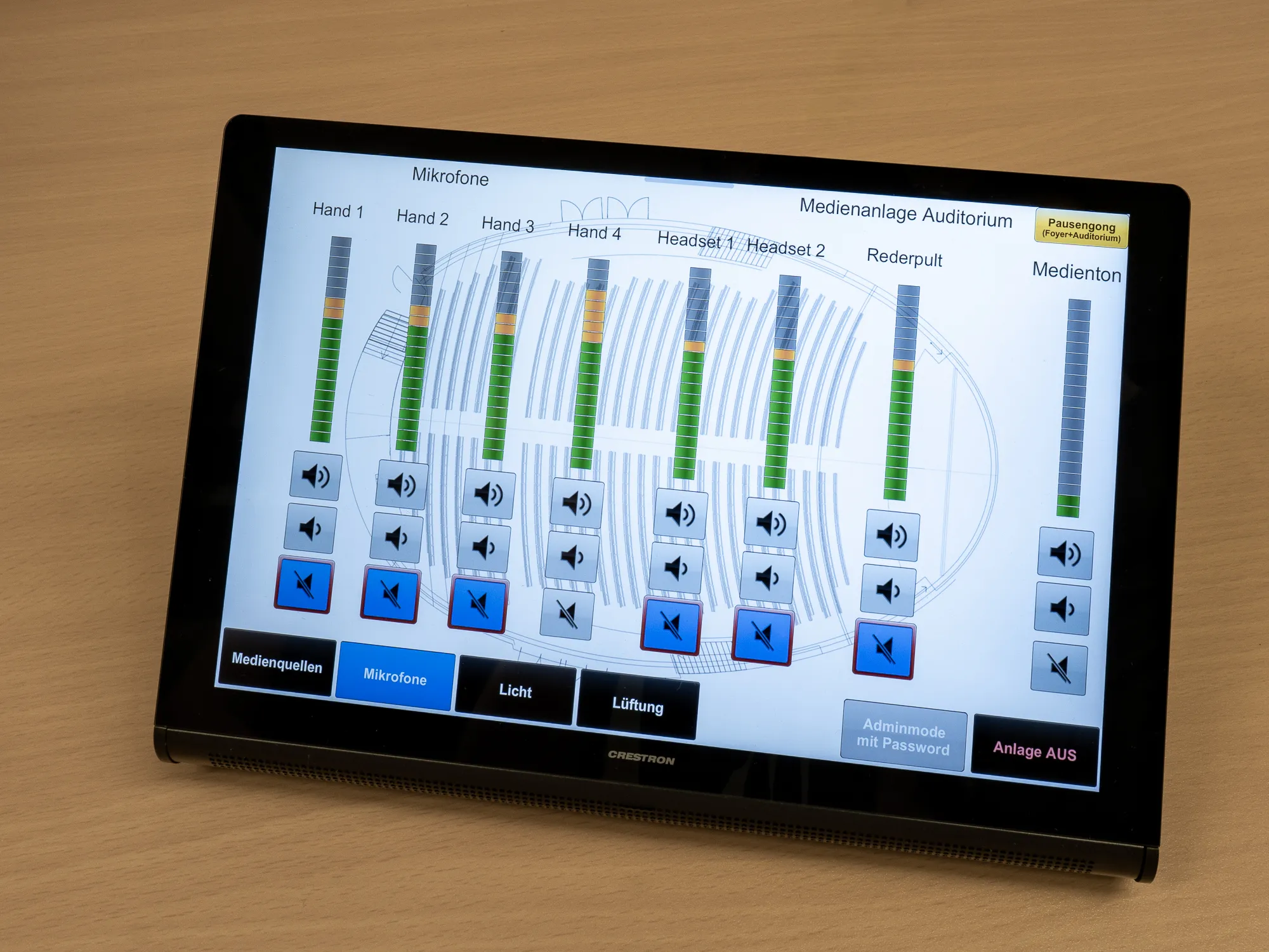 Intuitive Mediensteuerung über Touchpanels für Licht, Ton und Präsentationstechnik.
