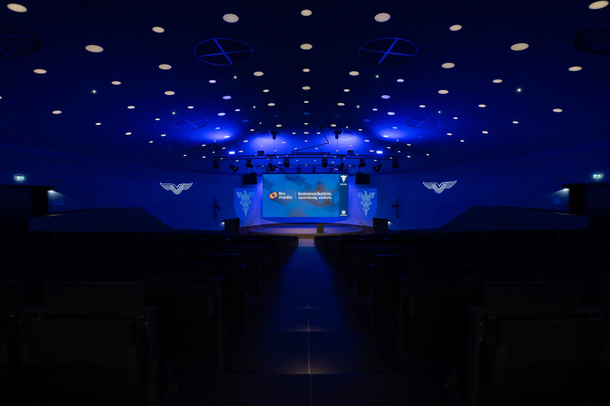 Veranstaltungssaal der Otto-Lolienthal-Kaserne mit großformatiger LED-Videowand für Präsentationen und Events.