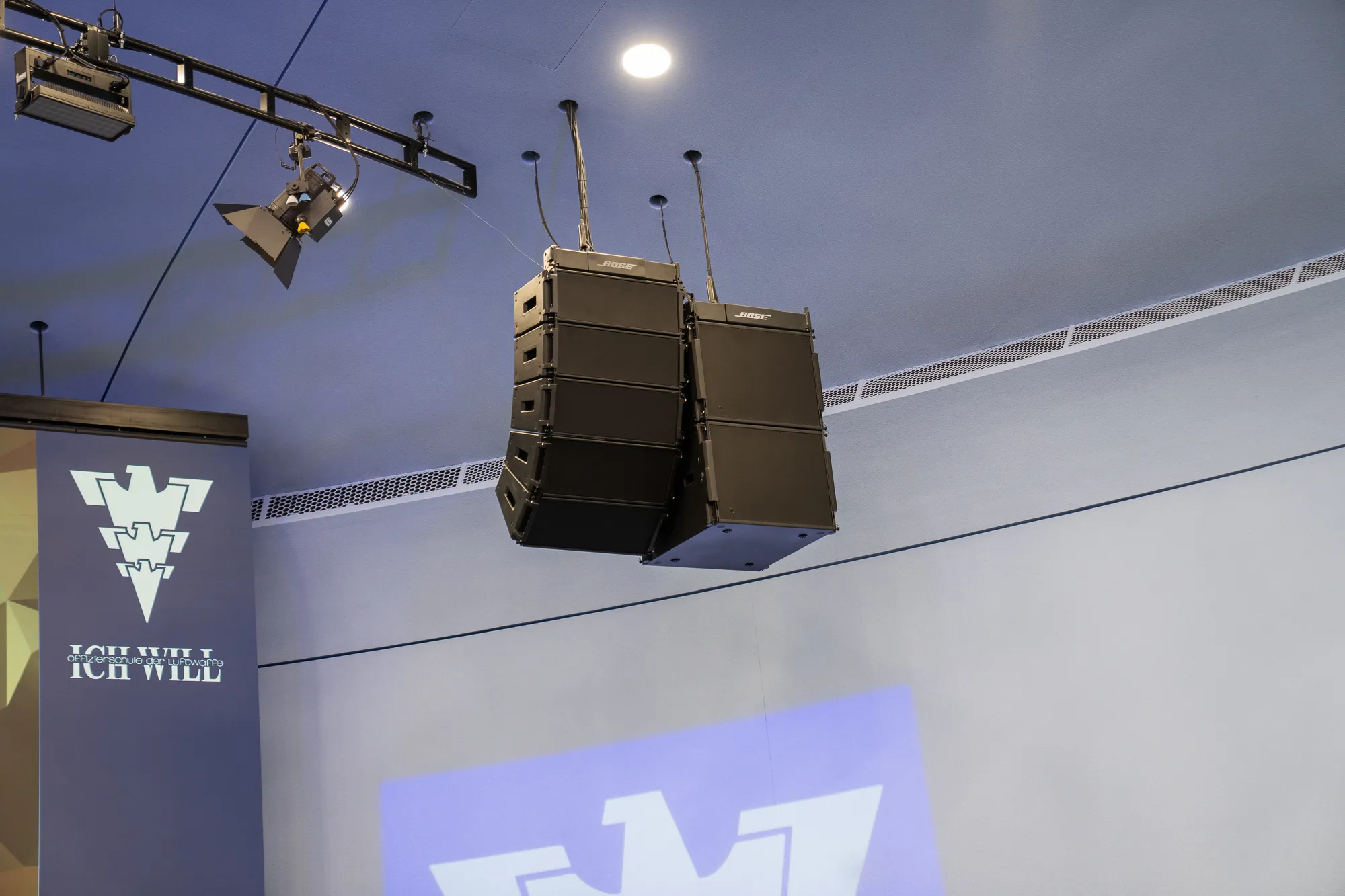 Line-Array-Lautsprecher für optimale Sprachverständlichkeit im gesamten Veranstaltungsraum.