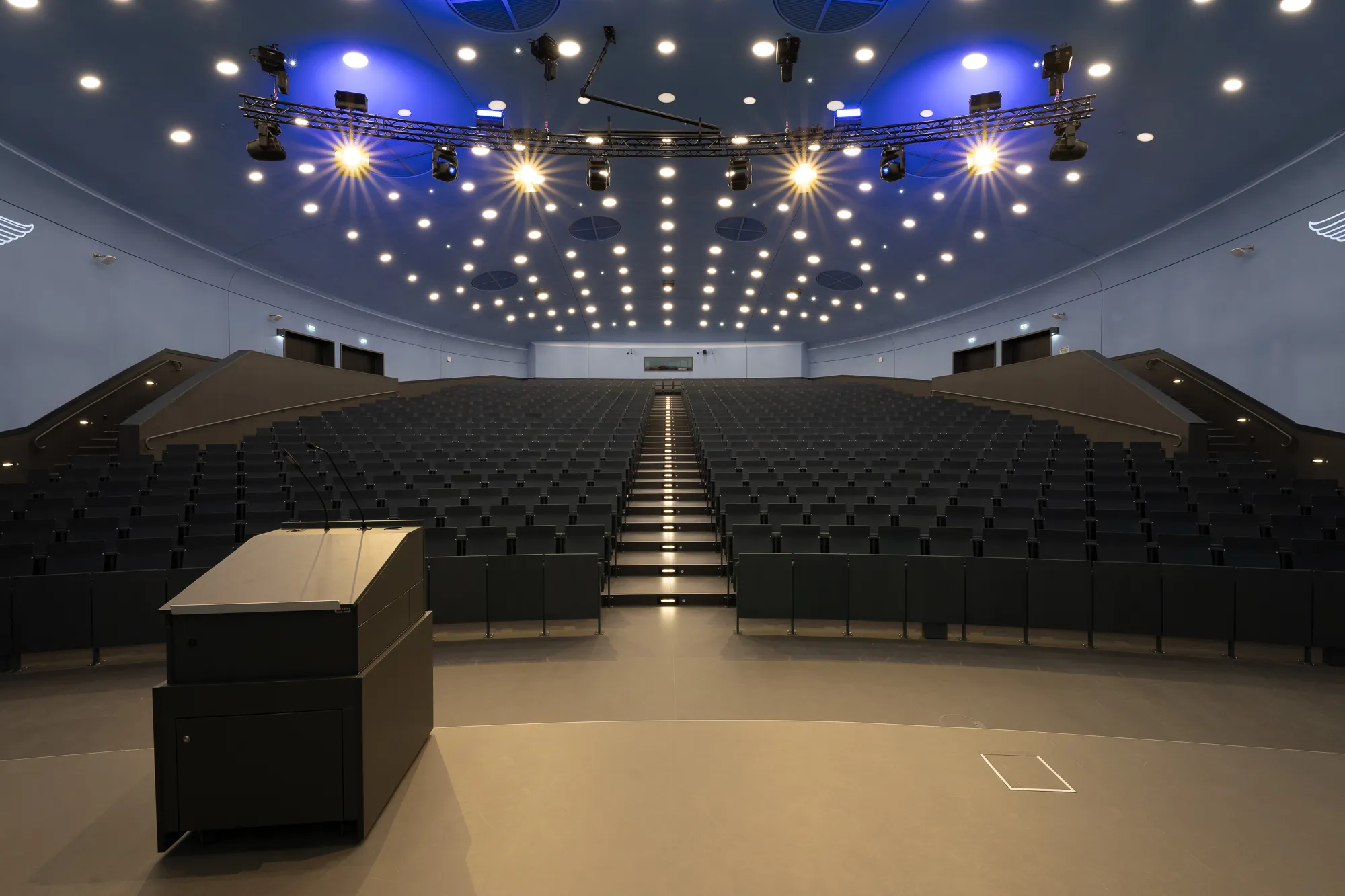 Gesamtblick in den Ludger-Hölker-Saal der OLK Roth – moderner Veranstaltungsraum für bis zu 800 Personen.