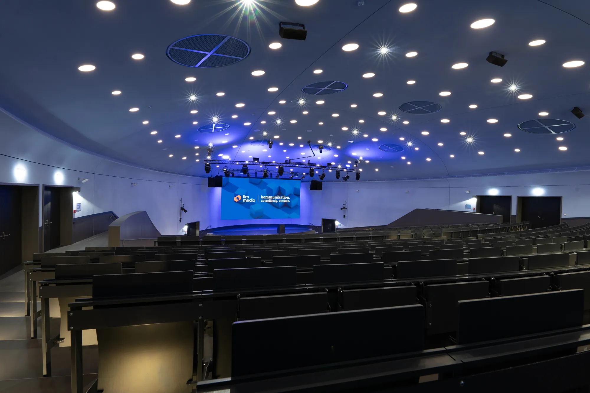 Ludger-Hölker-Saal mit zentraler LED-Wand für hybride Konferenzen und Schulungen.