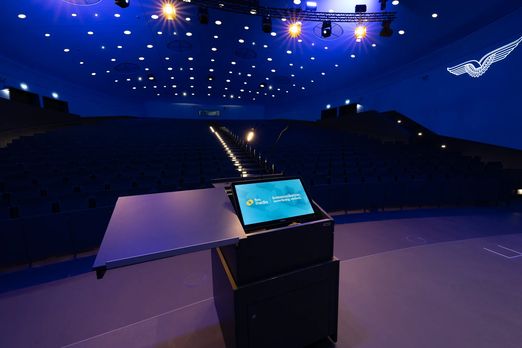 Professionelle Bühnentechnik für hybride Konferenzen und Präsentationen.