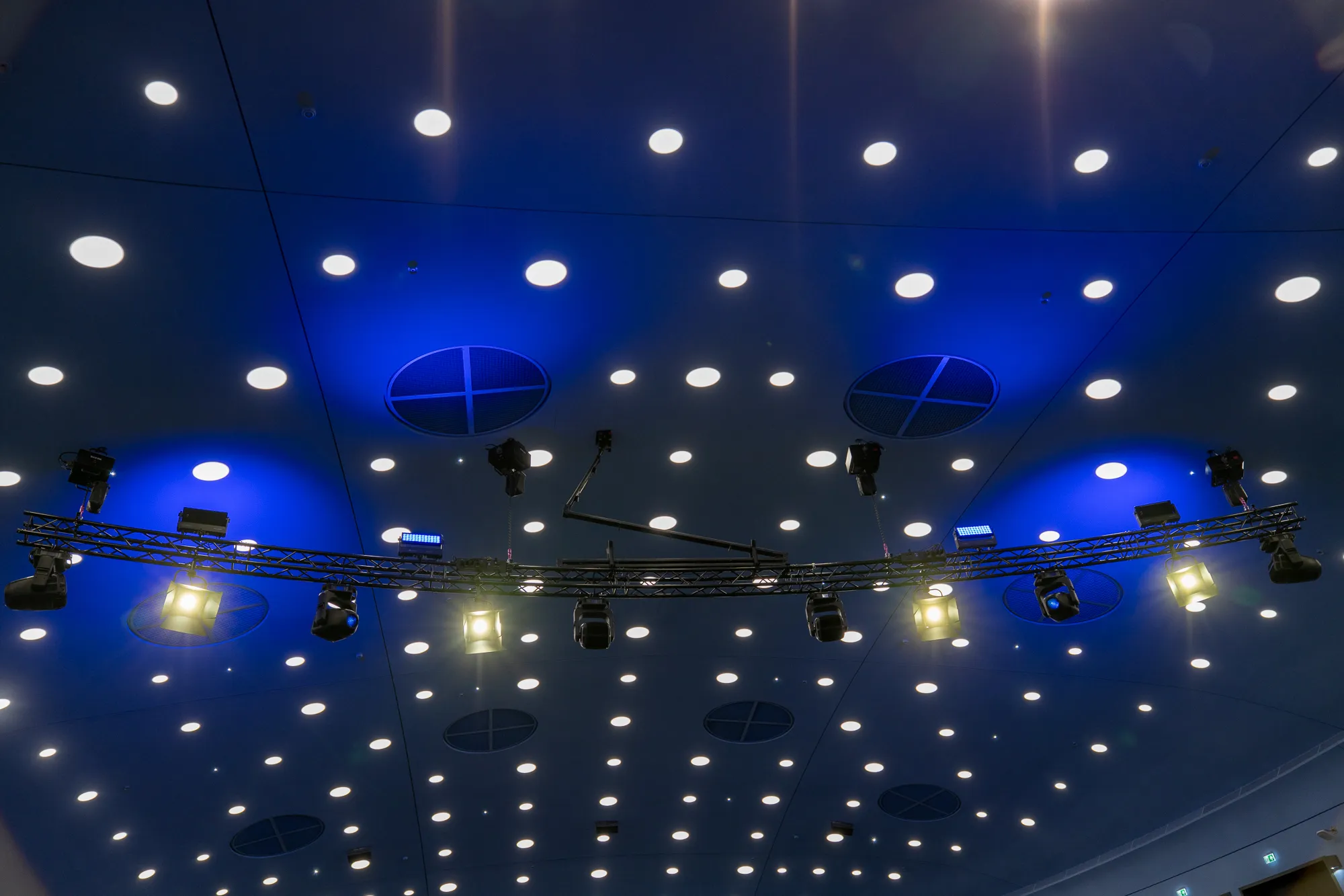 Professionelle Lichttechnik mit Traverse und RGB-Beleuchtung im Konferenzsaal.