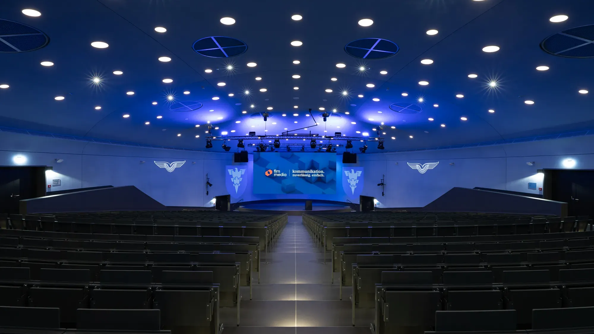 Multifunktionaler Veranstaltungssaal mit 4K-LED-Wand, AV-over-IP, Line-Array und Bühnenlichttechnik – Ludger-Hölker-Saal in der Otto-Lilienthal-Kaserne.