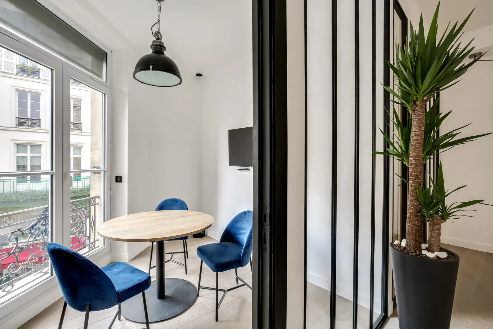 Bureau indépendant 36 postes - Paris 2e (Uzès, 611 €/poste)