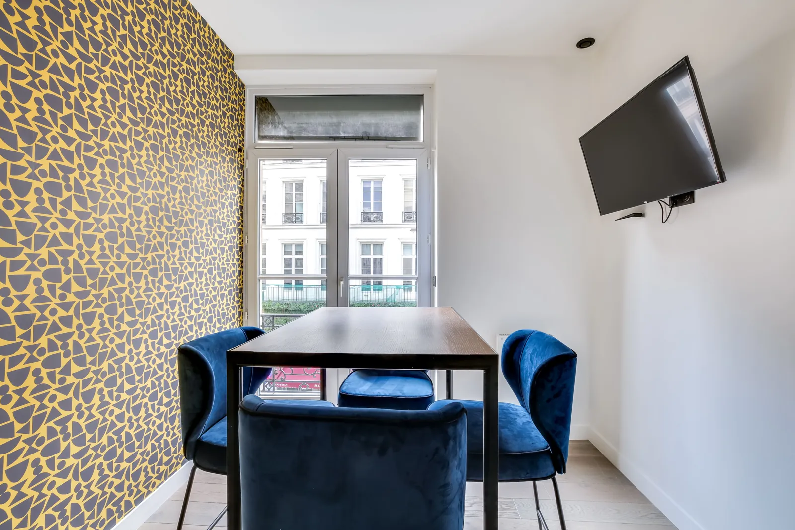 Bureau indépendant 36 postes - Paris 2e (Uzès, 611 €/poste)