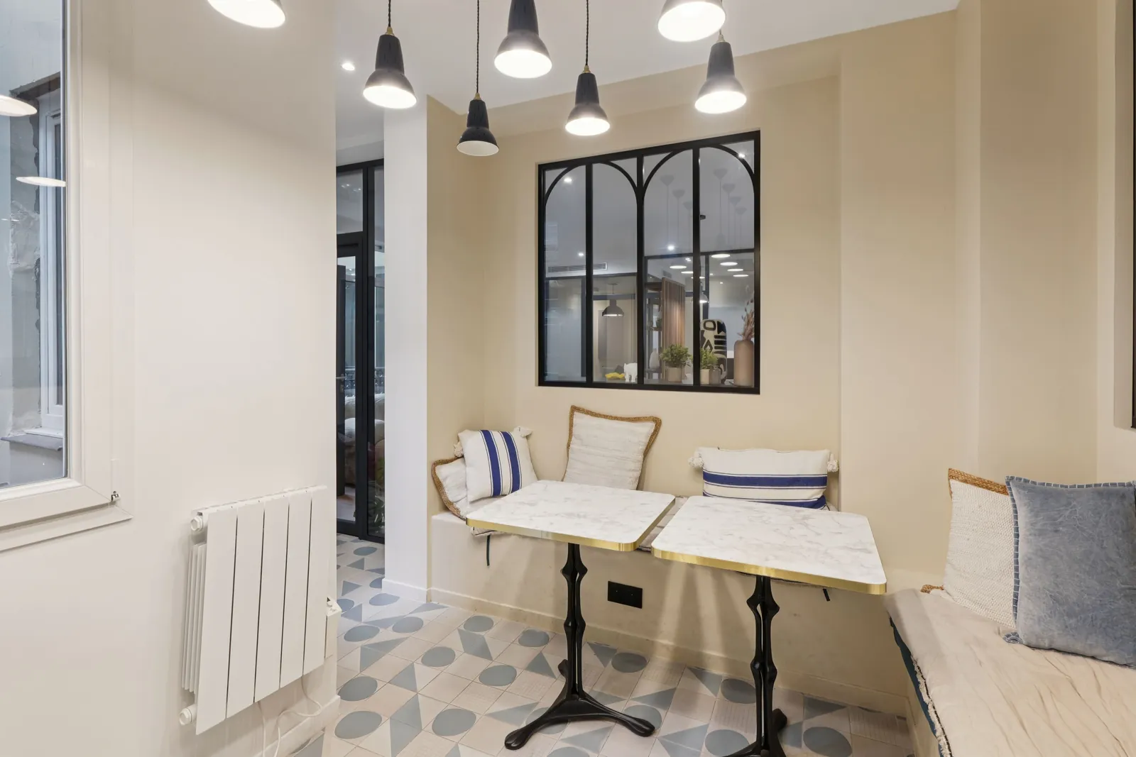 Bureau indépendant 18 postes 583 EUR/poste à Rue du Faubourg