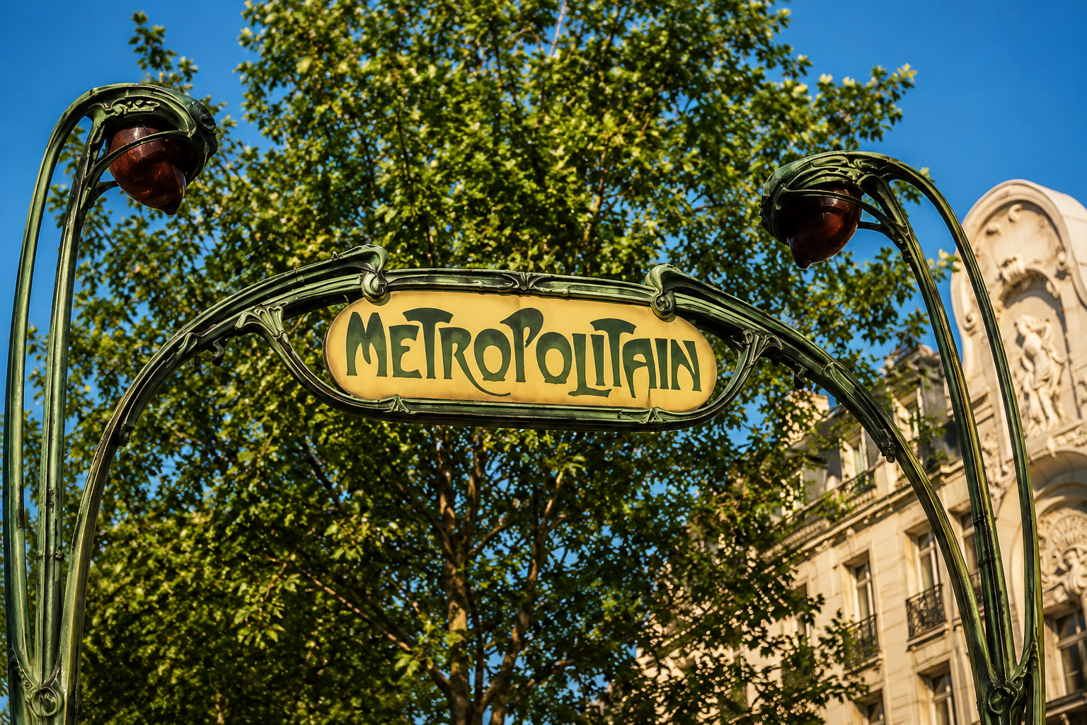 Rue parisienne près de Saint-Lazare, Paris 8e