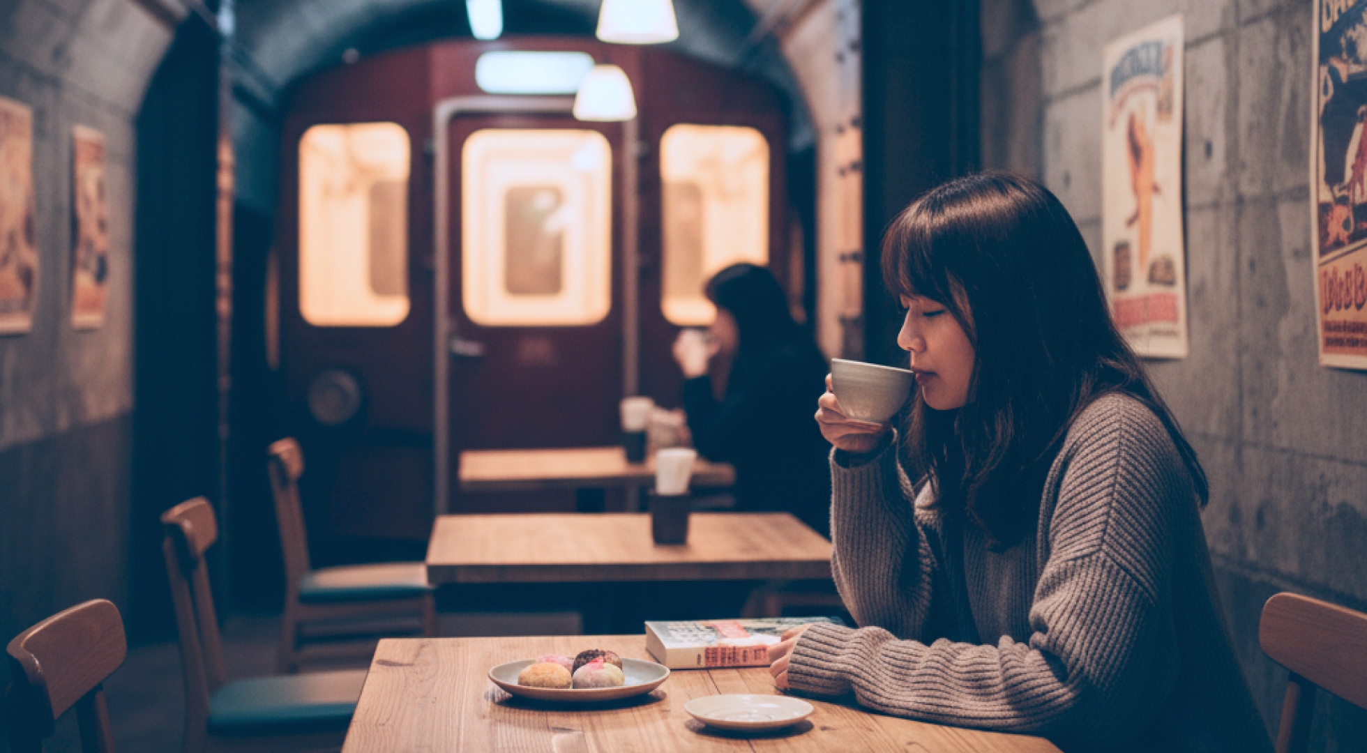 Image of a oman at a cafe