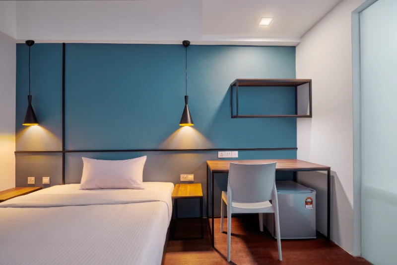 Before refurbishment at the Ruemz superior en-suite single room