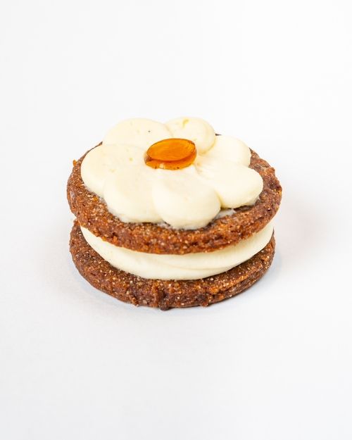 Notre sablé croustillant accompagné d'une onctueuse crème de café du Brésil. Les amateurs apprécieront la subtilité des saveurs. Cette bouchée est rehaussée d'une gelée de café corsée pour un équilibre parfait.