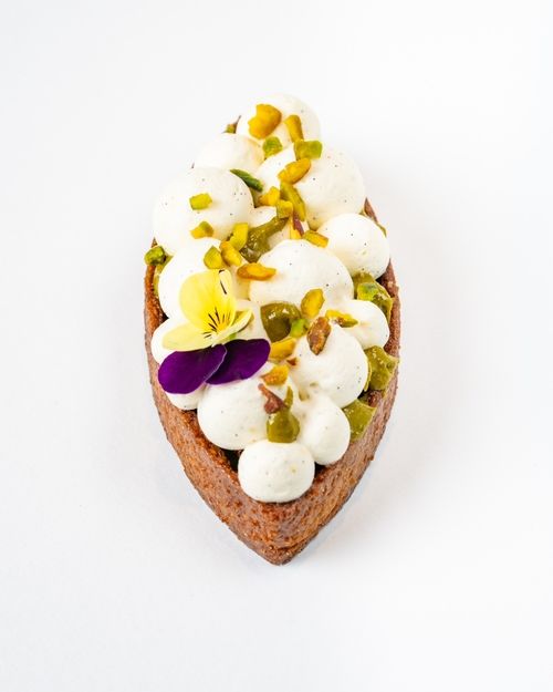 Une merveille gustative!
Un sablé à la poudre de pistache, un financier à la pistache et au miel de châtaigner, notre crème de pistaches vertes d'Iran, le tout est surmonté d'une très légère crème diplomate à la vanille. Une douceur croquante, moelleuse et peu sucrée ... la pistache avant tout ...