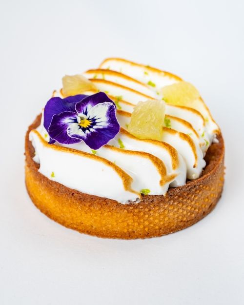Cassez vos habitudes et découvrez notre tarte au citron meringuée!
Une double texture! Une pâte cassante et croquante vanille garnie d'un pain de gênes apportant le moelleux. Un support équilibré, sensationnel qui supporte à merveille notre lemon curd si peu sucré juste acidulé ainsi que notre meringue italienne. Un nuage en bouche!