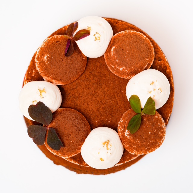 Succombez à notre Tiramisu sablé !
Sur un sablé au cacao, une mousse aérienne mascarpone, un biscuit cuillère imbibé d'un café structuré arabica soutenu et avec de la rondeur; Un crémeux au café, accompagné d'un praliné croquant maison et d'une ganache café.