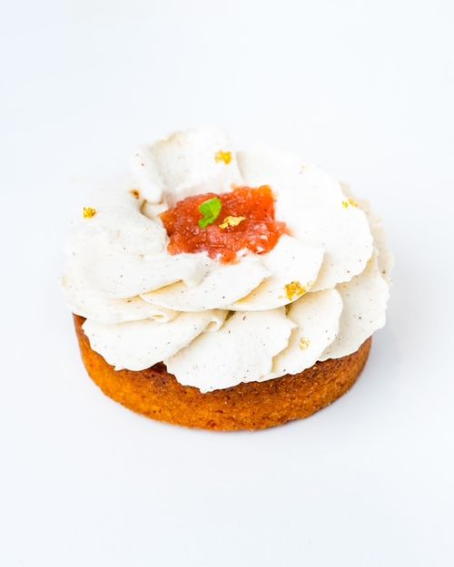 Un sablé vanille croustillant cuit avec sa crème d'amande. Sur le dessus, une brunoise de pommes rissolées dans un caramel subtile d'hibiscus; Une délicate crème chantilly recouvre cette merveille, notre confit de pommes et d'hibiscus couronne notre Romy.