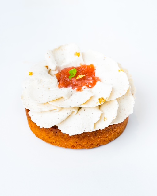 Un sablé vanille croustillant cuit avec sa crème d'amande. Sur le dessus, une brunoise de pommes rissolées dans un caramel subtile d'hibiscus; Une délicate crème chantilly recouvre cette merveille, notre confit de pommes et d'hibiscus couronne notre Romy. 