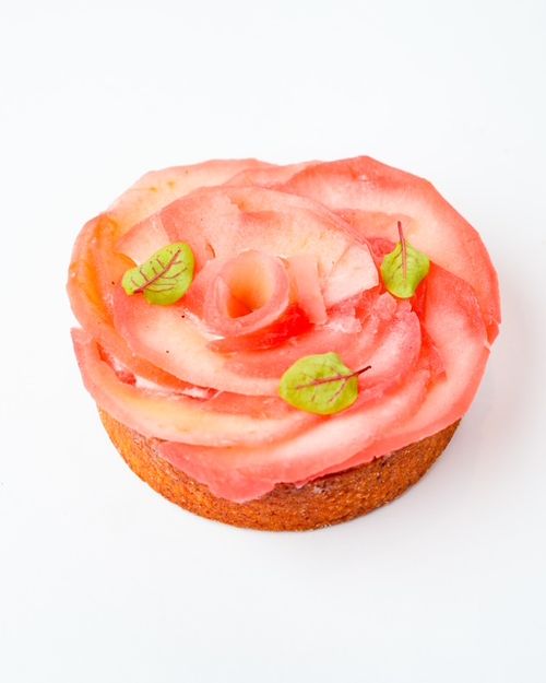 Croquez dans la pomme !
Un irresistible sablé vanille cuit avec sa crème d'amande. Notre confit de pomme et d'hibiscus supporte nos pétales de pommes pochées dans l'hibiscus.
Une réelle sensation de fraicheur, vous croquerez dans le fruit.