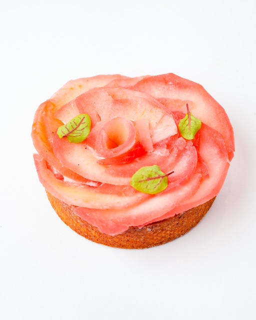 Croquez dans la pomme !
Un irresistible sablé vanille cuit avec sa crème d'amande. Notre confit de pomme et d'hibiscus supporte nos pétales de pommes pochées dans l'hibiscus.
Une réelle sensation de fraicheur, vous croquerez dans le fruit.