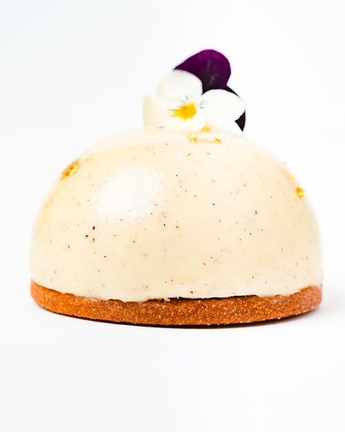 Une plongée dans la vanille !
Un incontournable pour les amateurs de vanille.
Sur un sablé craquant à la vanille repose un dôme composé d'une onctueuse ganache vanille grillée; En son coeur un praliné croustillant coulant à la vanille de Madagascar.
Indispensable de se laisser tenter !