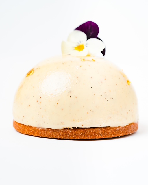 Une plongée dans la vanille !
Un incontournable pour les amateurs de vanille.
Sur un sablé craquant à la vanille repose un dôme composé d'une onctueuse ganache vanille grillée; En son coeur un praliné croustillant coulant à la vanille de Madagascar.
Indispensable de se laisser tenter !