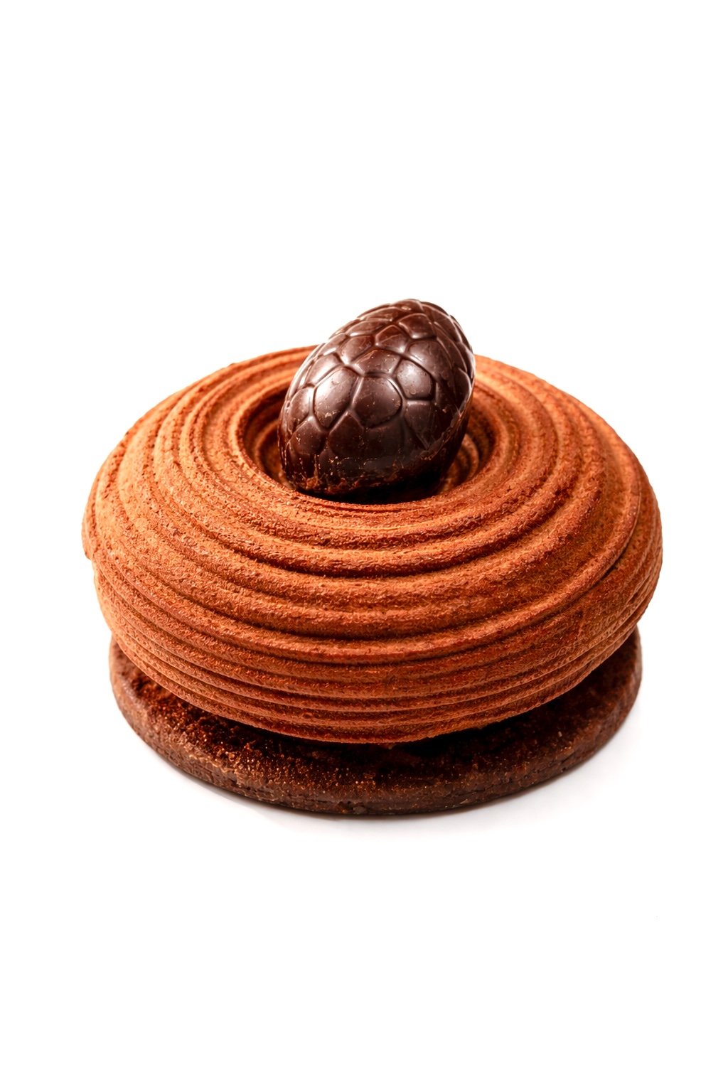 IRRESISTIBLE et aérien!
Pour Pâques, un délicieux entremet composé d'un crémeux au chocolat au lait et fève de tonka, d'une mousse au chocolat noir et lait;
En son coeur, un croustillant praliné et noisette accompagné d'un moelleux au cacao. Le tout est délicatement déposé sur un sablé croustillant 100% cacao et surmonté d'un oeuf praliné. 