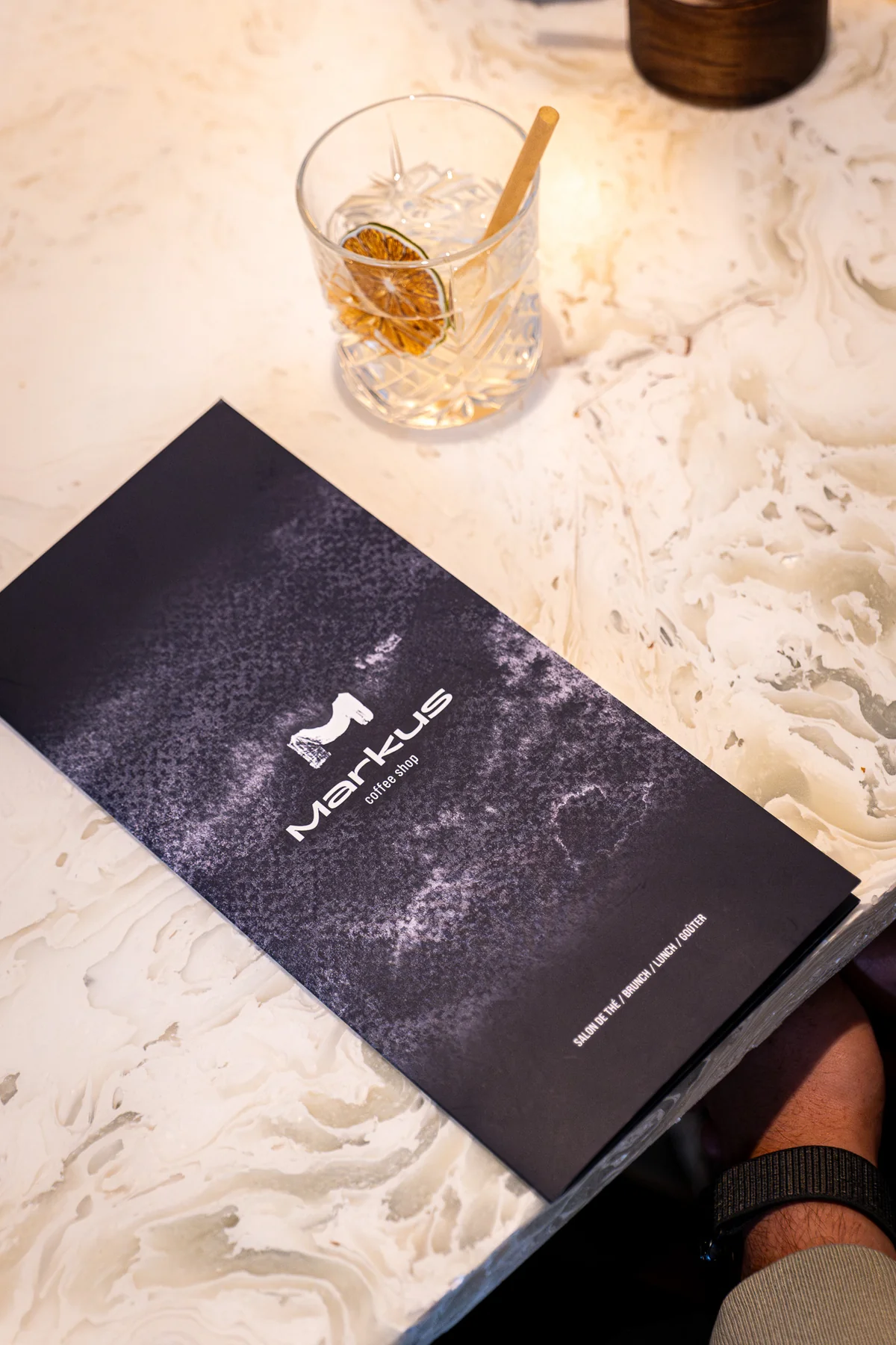 Markus – Coffee Shop & Hôtel Confidentiel