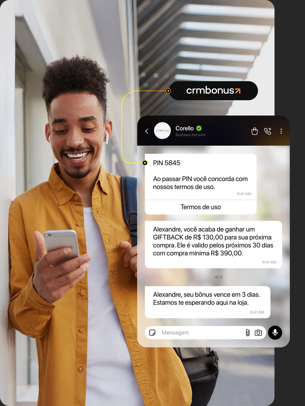 Homem sorrindo, celular com mensagem de bonus recebido da vivara.