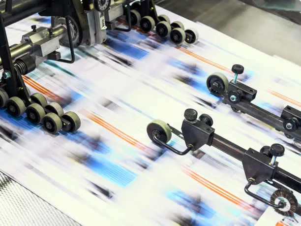 Druckmaschine bedruckt mit hoher Geschwindigkeit Papierrollen mit farbigen Mustern.