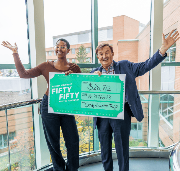 Elinde büyük bir çek tutan kişi