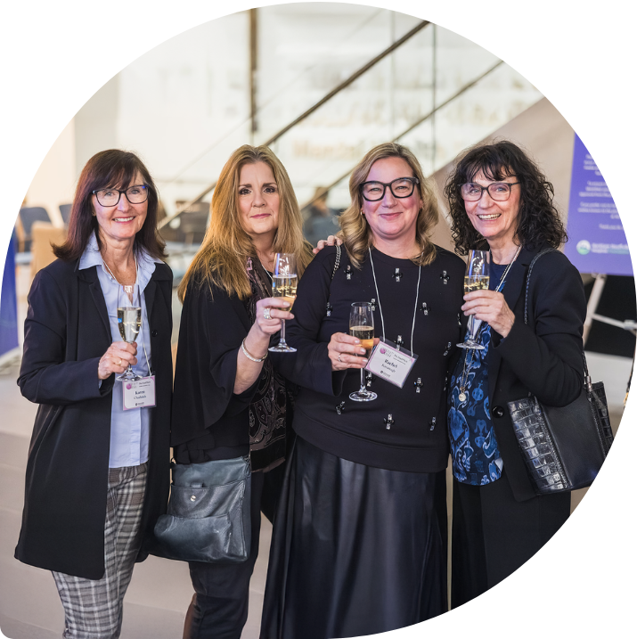 گروهی از زنان برای عکس گرفتن لبخند می زنند