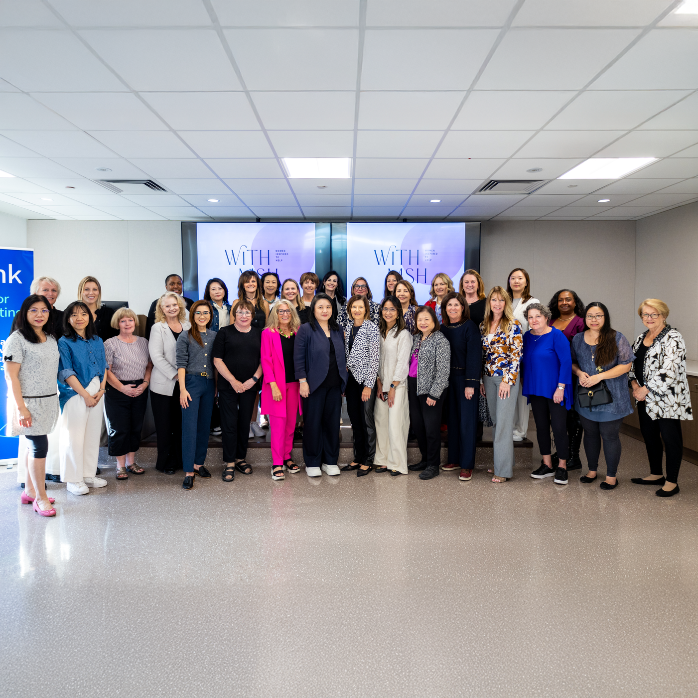 گروهی از زنان که یکی از آنها اسکراب پوشیده و لبخند می زند